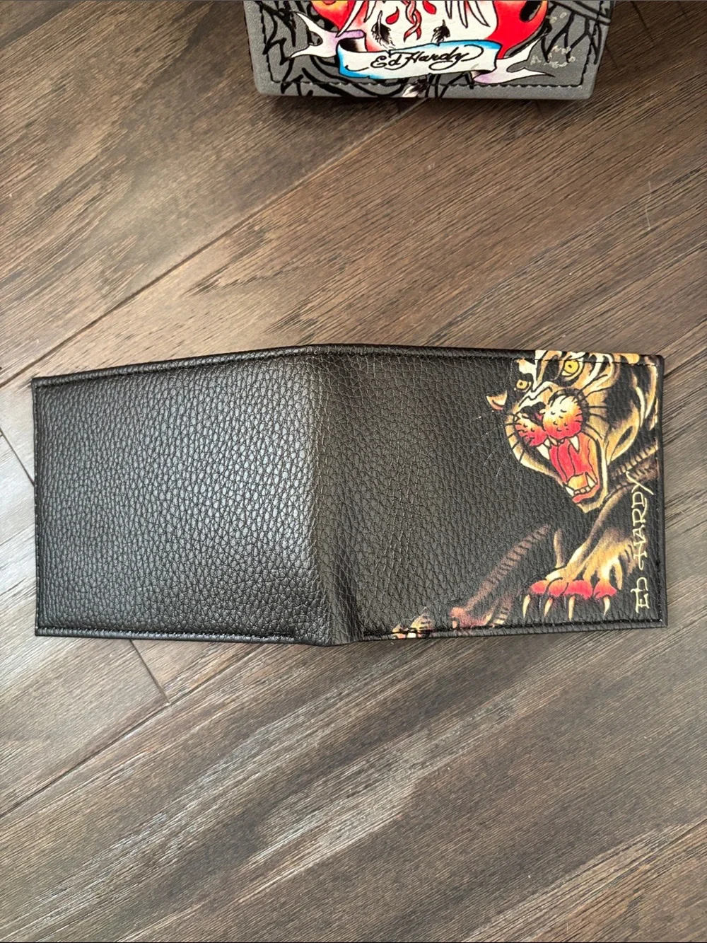 Ed Hardy Tiger Bifokd 4 card slot,bill slot,ID window painted logo,gift box